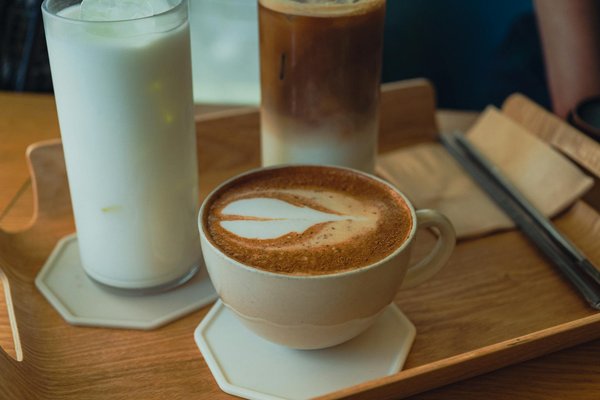 Comment marier des pantalons à motifs avec des tops unis pour un look équilibré ?