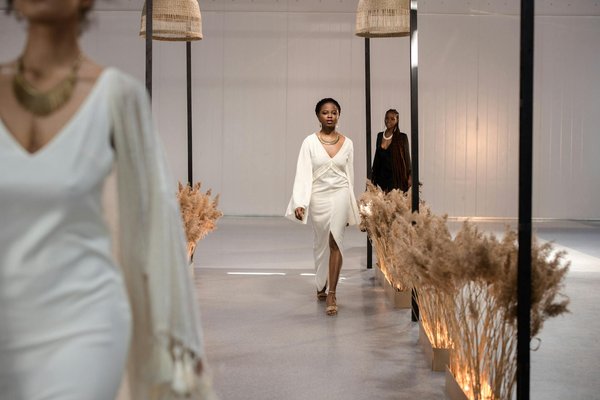 Comment porter des bijoux en céramique avec une tenue de cocktail?